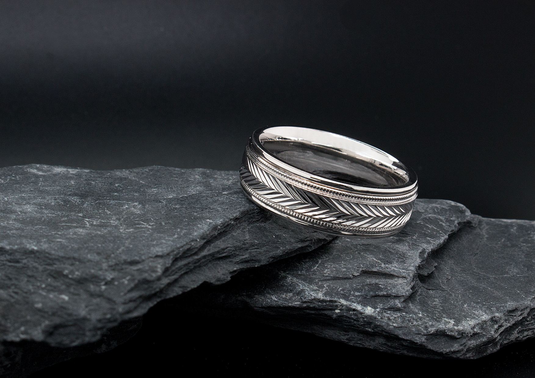 8mm, solid white gold ring, mens ring, womens ring, engraved ring, migrain engraving, v pattern, polished ring, unisex ring, wedding band, mens ring, womens ring, unisex ring, trendy rings